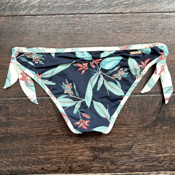 SKYE Bikini - Tropical Print - Picture 6 of 7